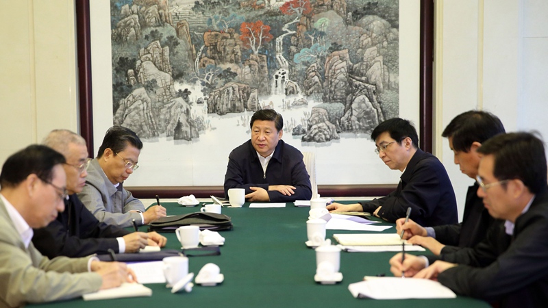 9月23日至25日，中共中央總書記、國(guó)家主席、中央軍委主席習(xí)近平到黨的群眾路線教育實(shí)踐活動(dòng)聯(lián)系省河北，全程參加並指導(dǎo)省委常委班子專題民主生活會(huì)。這是23日上午，習(xí)近平聽取中央督導(dǎo)組關(guān)於河北省委教育實(shí)踐活動(dòng)情況匯報(bào)。 新華社記者蘭紅光攝