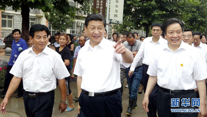 7月11日至12日，中共中央總書記、國(guó)家主席、中央軍委主席習(xí)近平在河北省調(diào)研指導(dǎo)黨的群眾路線教育實(shí)踐活動(dòng)。這是習(xí)近平在正定縣塔元莊村看望鎮(zhèn)村干部和村民。新華社記者鞠鵬攝