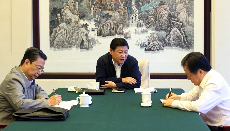9月23日至25日，中共中央總書記、國(guó)家主席、中央軍委主席習(xí)近平到黨的群眾路線教育實(shí)踐活動(dòng)聯(lián)系省河北，全程參加並指導(dǎo)省委常委班子專題民主生活會(huì)。這是23日上午，習(xí)近平同河北省委書記周本順談心談話。 新華社記者蘭紅光攝