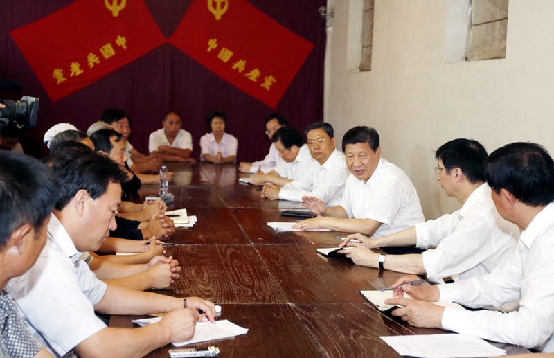 7月11日至12日，中共中央總書記、國家主席、中央軍委主席習(xí)近平在河北省調(diào)研指導(dǎo)黨的群眾路線教育實踐活動。這是習(xí)近平在平山縣西柏坡九月會議舊址同縣鄉(xiāng)村干部、老黨員和群眾代表座談。新華社記者鞠鵬攝