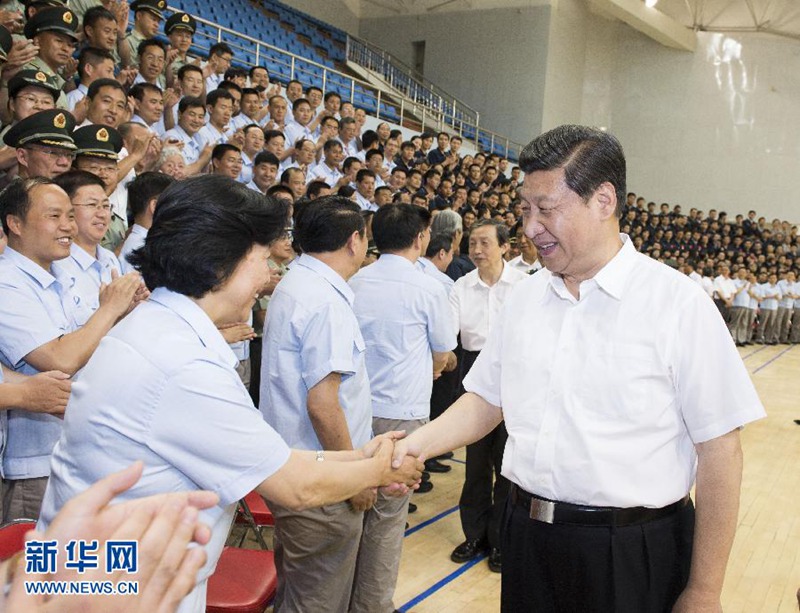 2013年6月11日，中共中央總書記、國家主席、中央軍委主席習(xí)近平在酒泉衛(wèi)星發(fā)射中心觀看神舟十號載人飛船發(fā)射。這是習(xí)近平在飛船發(fā)射成功后親切接見參加這次任務(wù)的參研參試單位代表，向他們表示誠摯慰問。新華社記者 李學(xué)仁 攝