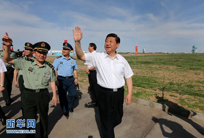 2013年6月11日，中共中央總書記、國家主席、中央軍委主席習近平在酒泉衛(wèi)星發(fā)射中心觀看神舟十號載人飛船發(fā)射。這是習近平在發(fā)射場向記者和工作人員招手致意。新華社記者 龐興雷 攝