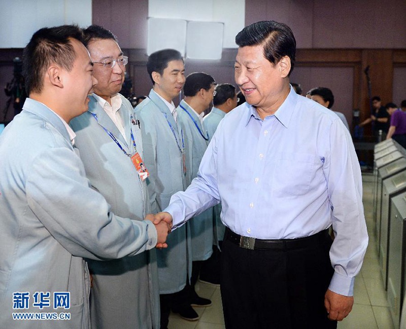 2013年6月24日，中共中央總書記、國(guó)家主席、中央軍委主席習(xí)近平來到北京航天飛行控制中心，同正在天宮一號(hào)執(zhí)行任務(wù)的神舟十號(hào)航天員聶海勝、張曉光、王亞平親切通話。這是通話結(jié)束后，習(xí)近平同飛控大廳工作人員一一握手，致以問候。新華社記者 李濤 攝