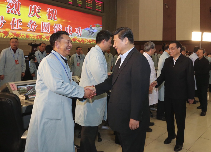 2013年12月15日，中共中央總書記、國家主席、中央軍委主席習近平，中共中央政治局常委、國務院總理李克強到北京航天飛行控制中心觀看嫦娥三號著陸器、巡視器互拍成像，向全體參研參試人員表示熱烈祝賀和誠摯慰問。新華社記者 丁 林攝