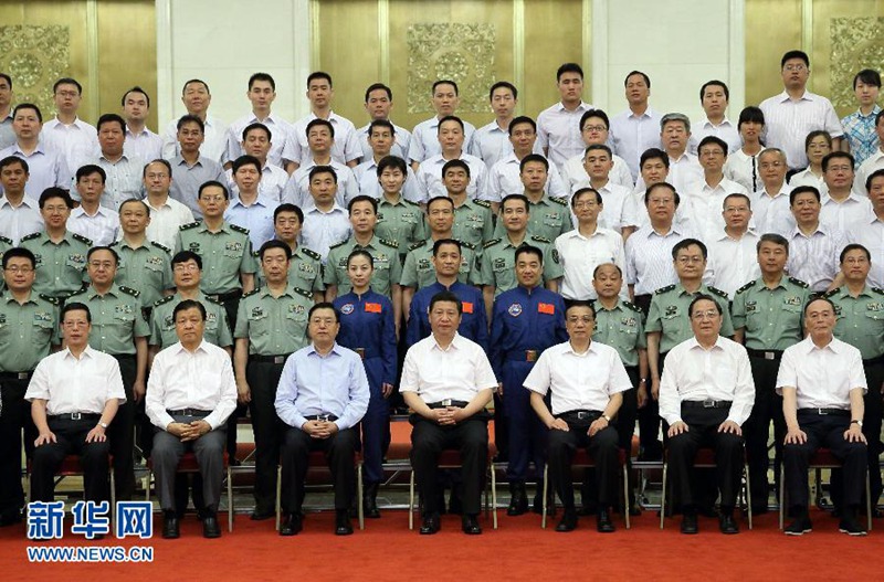 2013年7月26日，黨和國家領導人習近平、李克強、張德江、俞正聲、劉雲(yún)山、王岐山、張高麗等在北京人民大會堂會見神舟十號載人飛行任務航天員和參研參試人員代表。新華社記者蘭紅光攝