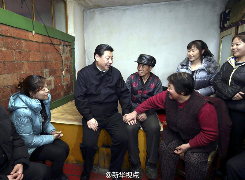 據(jù)新華社“新華視點(diǎn)”微博報(bào)道，74歲的郭永財(cái)在林業(yè)局工作了30年，6口人住在38平米簡(jiǎn)陋平房裡。習(xí)近平踏雪走進(jìn)他家，察地窖，摸火牆，坐炕頭，同老郭促膝談心?？倳泴?duì)老郭一家人說(shuō)，快過(guò)節(jié)了，知道你們生活有困難，我特地來(lái)看望你們。林業(yè)工人為國(guó)家作出了貢獻(xiàn)，黨和國(guó)家不會(huì)忘記大家。