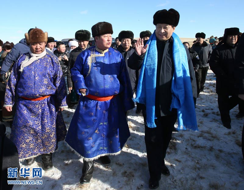 農(nóng)歷馬年春節(jié)即將到來之際，中共中央總書記、國家主席、中央軍委主席習(xí)近平近日來到內(nèi)蒙古，看望慰問各族干部群眾，向全國各族人民致以誠摯的新春祝福。這是1月27日，在錫林浩特市寶力根蘇木（鄉(xiāng)）冬季那達(dá)慕上，習(xí)近平向牧民們揮手問候。新華社記者 龐興雷 攝