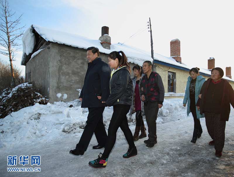 農(nóng)歷馬年春節(jié)即將到來之際，中共中央總書記、國家主席、中央軍委主席習(xí)近平近日來到內(nèi)蒙古，看望慰問各族干部群眾，向全國各族人民致以誠摯的新春祝福。這是1月26日，習(xí)近平冒著零下30多度的嚴(yán)寒，來到興安盟阿爾山市伊爾施鎮(zhèn)，看望慰問74歲的困難林業(yè)職工郭永財(cái)一家。新華社記者 蘭紅光 攝