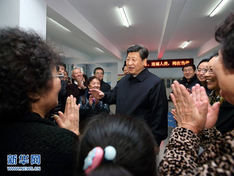 農(nóng)歷馬年春節(jié)即將到來之際，中共中央總書記、國家主席、中央軍委主席習(xí)近平近日來到內(nèi)蒙古，看望慰問各族干部群眾，向全國各族人民致以誠摯的新春祝福。這是1月27日，習(xí)近平在錫林浩特市楚古蘭街道愛民社區(qū)同居民們親切交談。新華社記者 蘭紅光 攝
