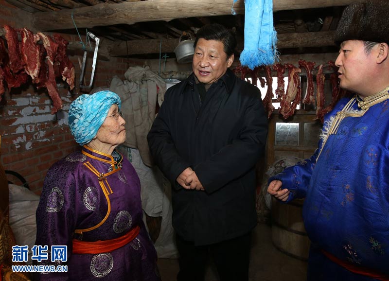 農(nóng)歷馬年春節(jié)即將到來之際，中共中央總書記、國家主席、中央軍委主席習(xí)近平近日來到內(nèi)蒙古，看望慰問各族干部群眾，向全國各族人民致以誠摯的新春祝福。這是1月27日，習(xí)近平在錫林郭勒盟81歲的牧民瑪吉格家了解生活情況。新華社記者 龐興雷 攝