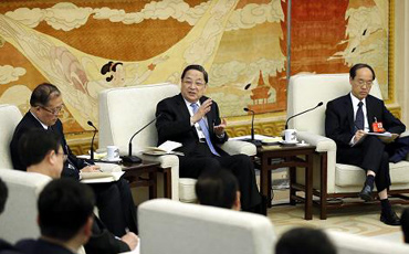 全面深化改革應(yīng)結(jié)合實(shí)際探索
俞正聲5日參加湖北代表團(tuán)審議。他指出,改革開放是決定當(dāng)代中國命運(yùn)的關(guān)鍵抉擇。全面深化改革應(yīng)結(jié)合各地實(shí)際,在法律、法規(guī)允許的范圍內(nèi),努力實(shí)踐、積極探索!驹敿(xì)】
網(wǎng)上說一個(gè)副鎮(zhèn)長月工資2300元真的么?
“網(wǎng)上說一個(gè)副鎮(zhèn)長月工資2300元是真的么?”“應(yīng)該是真的,村鎮(zhèn)干部收入不高,都是憑著一腔熱情在打拼,希望能讓鄉(xiāng)親們早點(diǎn)過上好日子。”【詳細(xì)】
今年一定到湖北去看看大家!
“好,我今年一定到湖北去看看大家!”俞正聲對大家說。湖北廳再次響起熱烈的掌聲,大家目送老書記離開會(huì)場,期盼著與他下一次的“約會(huì)”!驹敿(xì)】