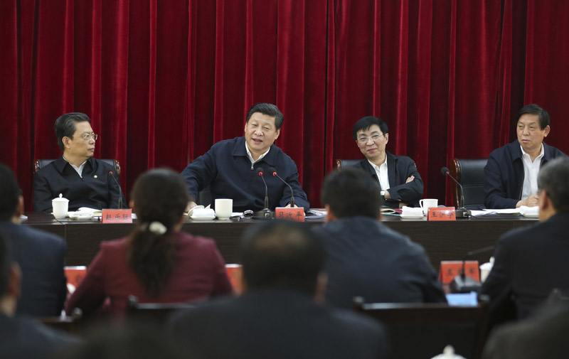 3月17日至18日，中共中央總書記、國家主席、中央軍委主席習近平在河南省蘭考縣調(diào)研指導黨的群眾路線教育實踐活動。這是3月18日，習近平聽取蘭考縣教育實踐活動情況匯報，並發(fā)表重要講話。 新華社記者丁林攝