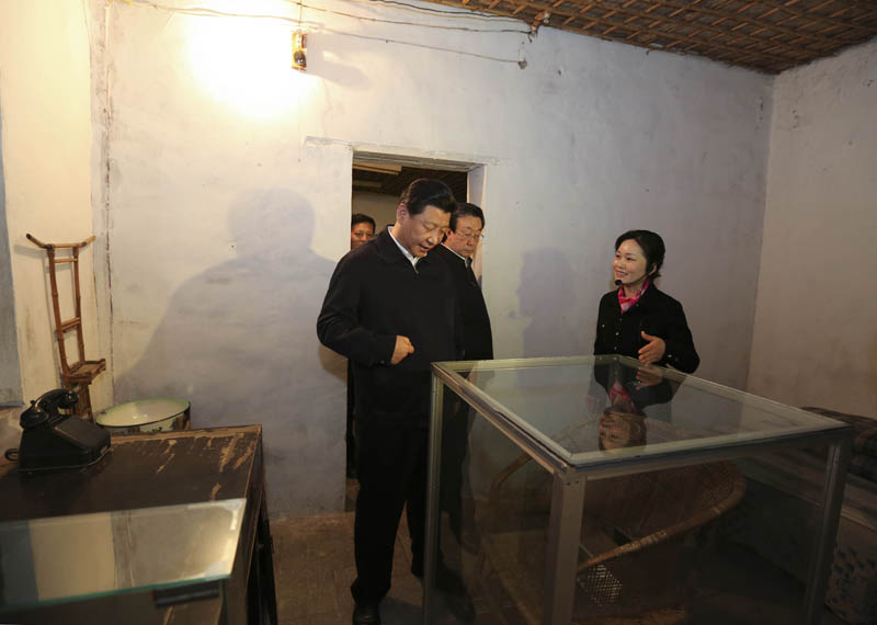 3月17日至18日，中共中央總書記、國家主席、中央軍委主席習(xí)近平在河南省蘭考縣調(diào)研指導(dǎo)黨的群眾路線教育實(shí)踐活動。這是3月17日，習(xí)近平參觀焦裕祿同志紀(jì)念館。 新華社記者丁林?jǐn)z
