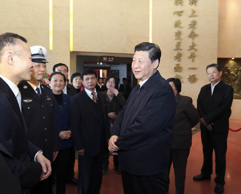 3月17日至18日，中共中央總書記、國(guó)家主席、中央軍委主席習(xí)近平在河南省蘭考縣調(diào)研指導(dǎo)黨的群眾路線教育實(shí)踐活動(dòng)。這是3月17日，習(xí)近平在參觀焦裕祿同志紀(jì)念館時(shí)同焦裕祿親屬和基層模范干部代表親切交流。 新華社記者丁林?jǐn)z