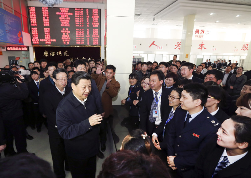 3月17日至18日，中共中央總書記、國家主席、中央軍委主席習近平在河南省蘭考縣調(diào)研指導(dǎo)黨的群眾路線教育實踐活動。這是3月17日，習近平在視察縣為民服務(wù)中心辦事大廳時同現(xiàn)場群眾和工作人員交流。 新華社記者丁林攝