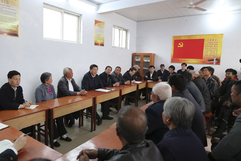 3月17日至18日，中共中央總書記、國家主席、中央軍委主席習近平在河南省蘭考縣調(diào)研指導黨的群眾路線教育實踐活動。這是3月17日，習近平在東壩頭鄉(xiāng)張莊村村委會與干部群眾座談，聽取意見和建議。 新華社記者丁林攝