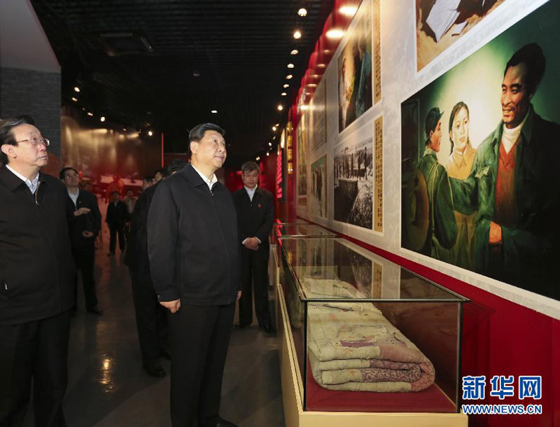 3月17日至18日，中共中央總書記、國家主席、中央軍委主席習(xí)近平在河南省蘭考縣調(diào)研指導(dǎo)黨的群眾路線教育實(shí)踐活動(dòng)。這是3月17日，習(xí)近平參觀焦裕祿同志紀(jì)念館。 新華社記者丁林?jǐn)z