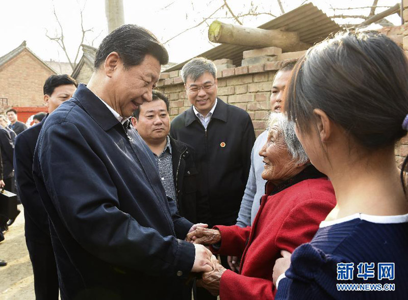 3月17日至18日，中共中央總書記、國家主席、中央軍委主席習(xí)近平在河南省蘭考縣調(diào)研指導(dǎo)黨的群眾路線教育實踐活動。這是3月17日，習(xí)近平在東壩頭鄉(xiāng)張莊村看望85歲老人張景枝。 新華社記者李學(xué)仁攝