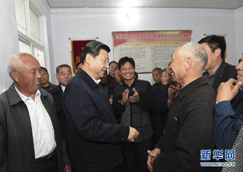3月17日至18日，中共中央總書記、國家主席、中央軍委主席習(xí)近平在河南省蘭考縣調(diào)研指導(dǎo)黨的群眾路線教育實踐活動。這是3月17日，習(xí)近平在東壩頭鄉(xiāng)張莊村村委會與干部群眾交流。 新華社記者李學(xué)仁攝