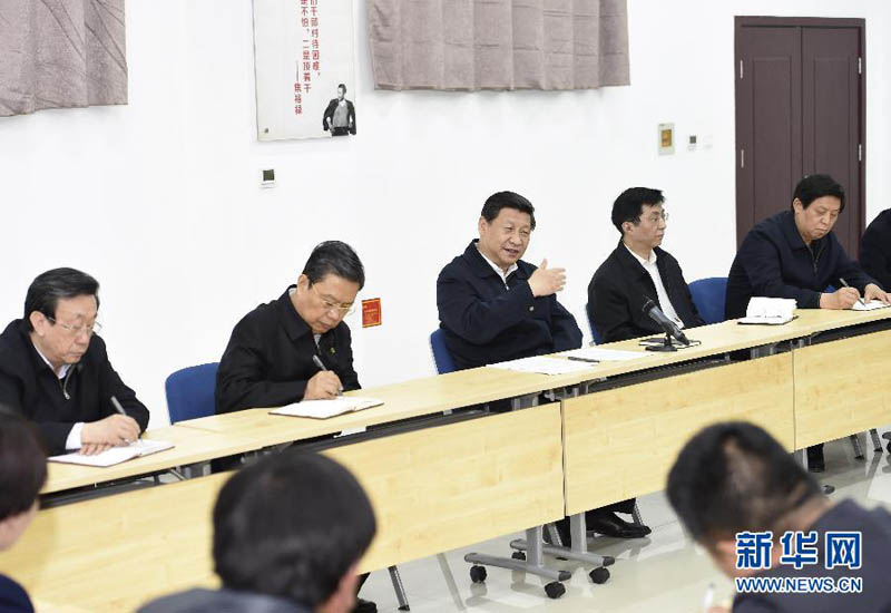 3月17日至18日，中共中央總書記、國(guó)家主席、中央軍委主席習(xí)近平在河南省蘭考縣調(diào)研指導(dǎo)黨的群眾路線教育實(shí)踐活動(dòng)。這是3月17日，習(xí)近平在焦裕祿干部學(xué)院同在此學(xué)習(xí)的蘭考縣部分鄉(xiāng)村干部學(xué)員座談。 新華社記者李學(xué)仁攝
