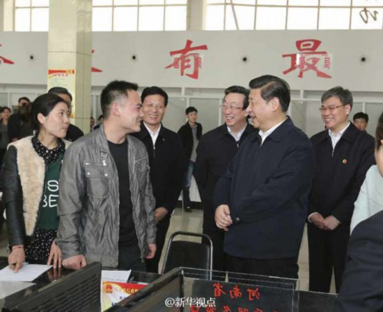 習近平來到蘭考縣為民服務中心。