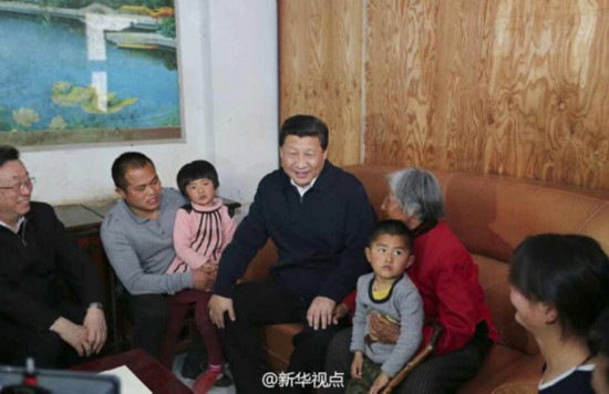 習(xí)近平來(lái)到當(dāng)年蘭考最大風(fēng)沙口——東壩頭鄉(xiāng)張莊村，走進(jìn)村民家看望，同干部群眾座談，圍繞怎麼開(kāi)展群眾路線教育實(shí)踐活動(dòng)，把黨群關(guān)系、干群關(guān)系搞得更好，使黨的作風(fēng)更適應(yīng)為人民服務(wù)的要求等，聽(tīng)取干部群眾的意見(jiàn)和建議。 