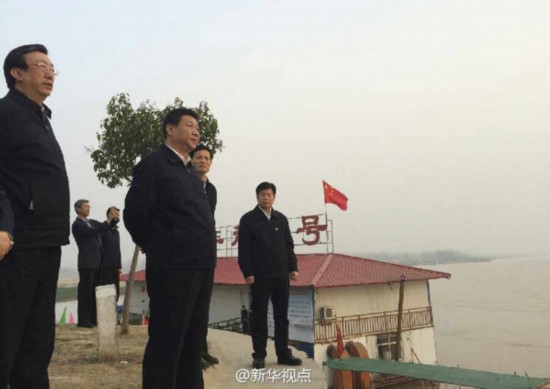 習(xí)近平來(lái)到黃河蘭考東壩頭段，這裡位於黃河典型的“豆腐腰”地段。總書記佇立岸邊眺望，向地方干部詢問(wèn)黃河防汛情況，了解黃河灘區(qū)群眾生產(chǎn)生活情況。