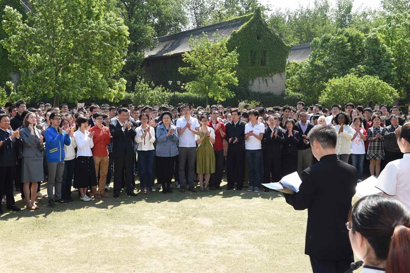 5月4日，中共中央總書記、國家主席、中央軍委主席習近平在北京大學考察。這是習近平在校園觀看北大師生紀念五四運動95周年青春詩會。新華社記者馬佔成攝