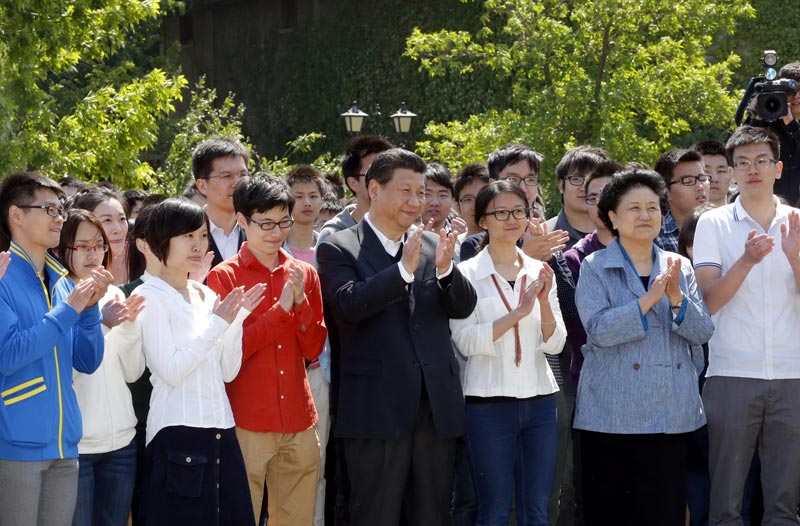 5月4日，中共中央總書記、國家主席、中央軍委主席習(xí)近平在北京大學(xué)考察。這是習(xí)近平在校園觀看北大師生紀(jì)念五四運(yùn)動95周年青春詩會。新華社記者鞠鵬攝