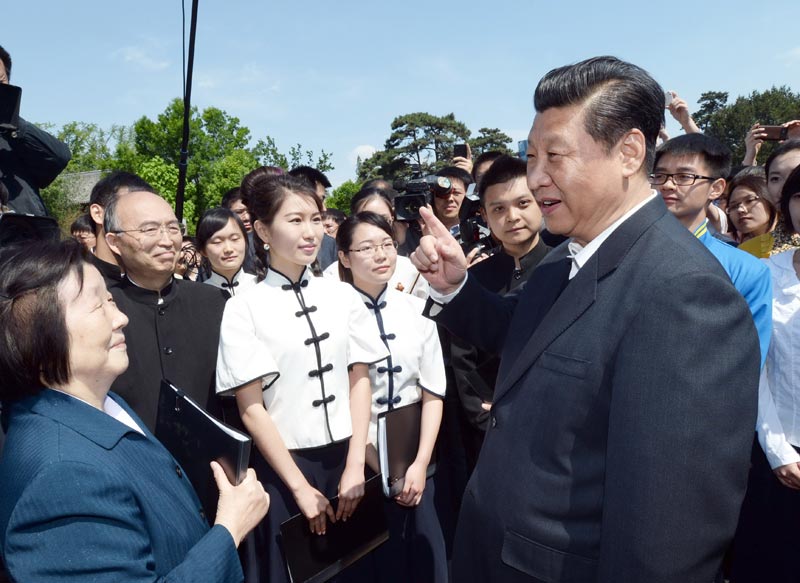 5月4日，中共中央總書記、國家主席、中央軍委主席習(xí)近平在北京大學(xué)考察。這是習(xí)近平在校園觀看北大師生紀(jì)念五四運(yùn)動95周年青春詩會時同朗誦者親切交談。新華社記者馬佔(zhàn)成攝