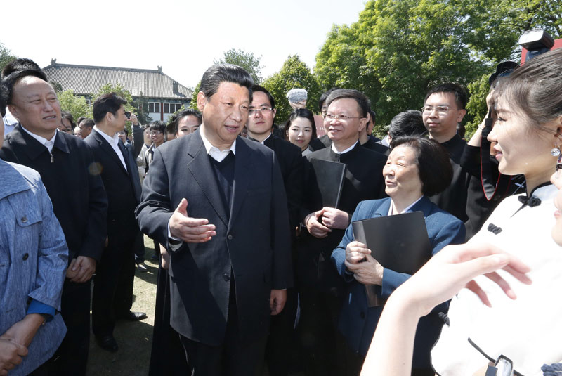 5月4日，中共中央總書記、國家主席、中央軍委主席習(xí)近平在北京大學(xué)考察。這是習(xí)近平在校園觀看北大師生紀(jì)念五四運(yùn)動95周年青春詩會時同朗誦者親切交談。新華社記者鞠鵬攝