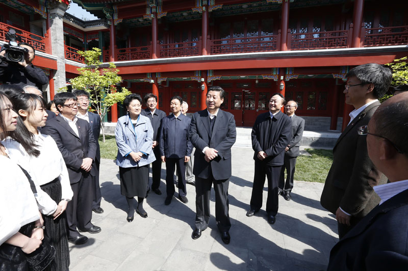 5月4日，中共中央總書記、國(guó)家主席、中央軍委主席習(xí)近平在北京大學(xué)考察。這是習(xí)近平在人文學(xué)苑同師生們交流。 新華社記者鞠鵬攝