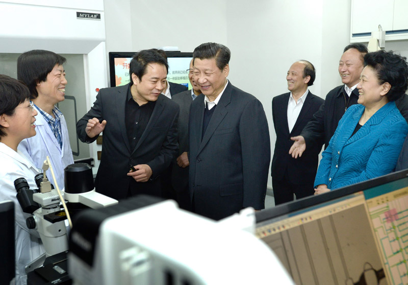 5月4日，中共中央總書記、國家主席、中央軍委主席習近平在北京大學考察。這是習近平在生物動態(tài)光學成像中心了解癌癥早期診斷研究應用情況。新華社記者馬佔成攝