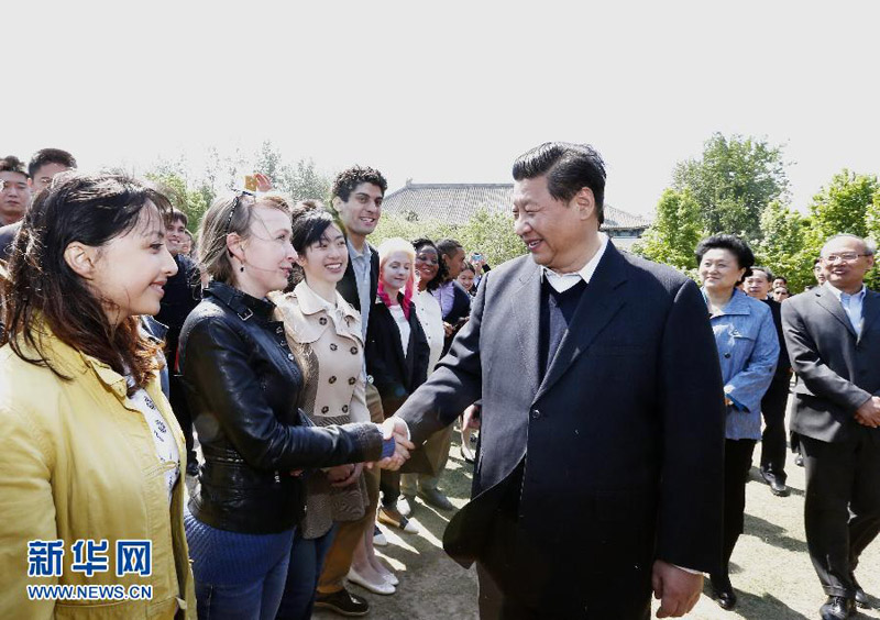 5月4日，中共中央總書記、國家主席、中央軍委主席習近平在北京大學考察。這是習近平在北大校園同留學生親切交談。 新華社記者鞠鵬攝