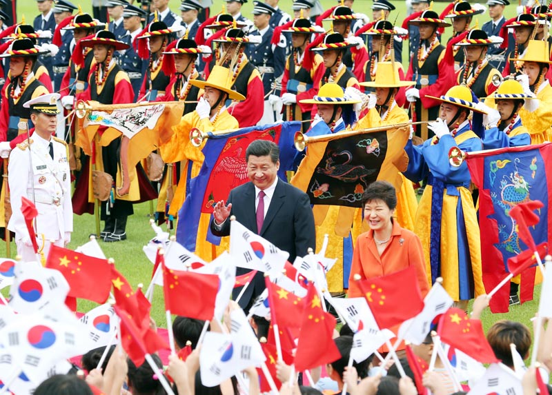 7月3日，國家主席習近平在首爾同韓國總統(tǒng)樸槿惠舉行會談。會談前，樸槿惠在青瓦臺總統(tǒng)府為習近平舉行隆重歡迎儀式。 新華社記者姚大偉攝