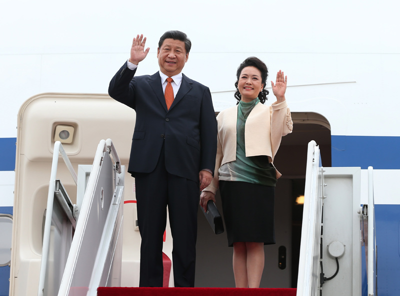 7月3日，國(guó)家主席習(xí)近平抵達(dá)首爾，開始對(duì)韓國(guó)進(jìn)行國(guó)事訪問(wèn)。這是習(xí)近平和夫人彭麗媛走出機(jī)艙。 新華社記者 蘭紅光 攝