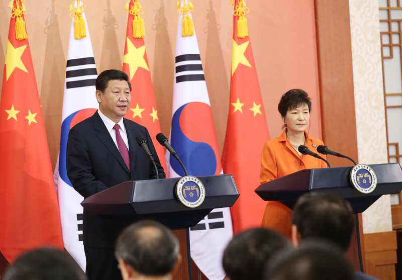 7月3日，國家主席習(xí)近平在首爾同韓國總統(tǒng)樸槿惠舉行會談。會談后，兩國元首共同會見記者。 新華社記者姚大偉攝