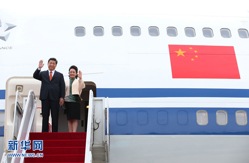 7月3日，國家主席習(xí)近平抵達(dá)首爾，開始對韓國進(jìn)行國事訪問。這是習(xí)近平和夫人彭麗媛走出機(jī)艙。 新華社記者 蘭紅光 攝