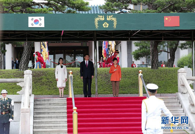7月3日，國家主席習(xí)近平在首爾同韓國總統(tǒng)樸槿惠舉行會(huì)談。會(huì)談前，樸槿惠在青瓦臺(tái)總統(tǒng)府為習(xí)近平舉行隆重歡迎儀式。 新華社記者丁林?jǐn)z
