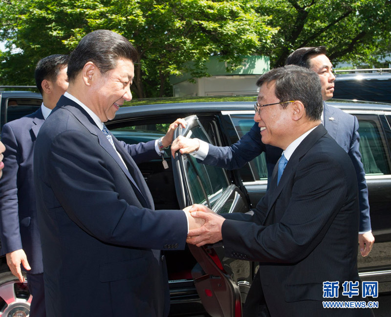 7月4日，國(guó)家主席習(xí)近平在韓國(guó)國(guó)立首爾大學(xué)發(fā)表題為《共創(chuàng)中韓合作美好未來(lái)，同襄亞洲振興繁榮偉業(yè)》的重要演講。這是首爾大學(xué)校長(zhǎng)吳然天迎接習(xí)近平主席。新華社記者 謝環(huán)馳 攝