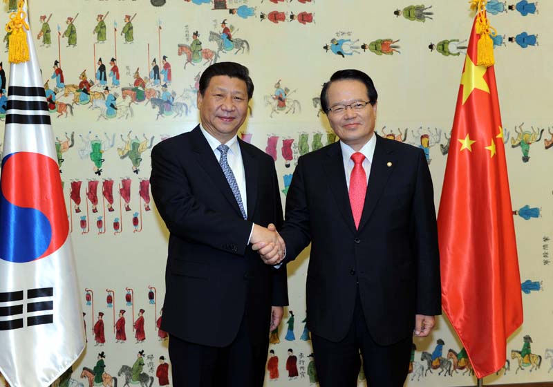 7月4日，國家主席習(xí)近平在首爾會(huì)見韓國國會(huì)議長鄭義和以及韓國各政黨領(lǐng)袖和友好議員代表。新華社記者 饒愛民 攝
