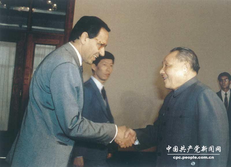 1987年，鄧小平會(huì)見西班牙工人社會(huì)黨副總書記、政府副首相格拉