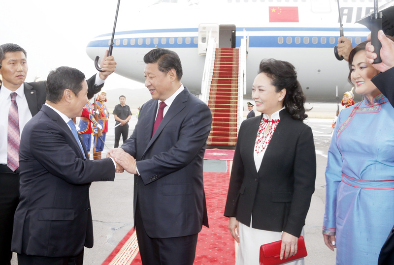 8月21日，國家主席習(xí)近平抵達(dá)烏蘭巴托，開始對蒙古國進(jìn)行國事訪問。習(xí)近平和夫人彭麗媛在機(jī)場受到蒙古國總理阿勒坦呼亞格夫婦熱情迎接。 新華社記者鞠鵬攝