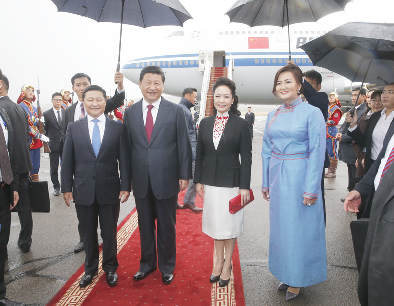 8月21日，國家主席習近平抵達烏蘭巴托，開始對蒙古國進行國事訪問。習近平和夫人彭麗媛在機場受到蒙古國總理阿勒坦呼亞格夫婦熱情迎接。新華社記者鞠鵬攝