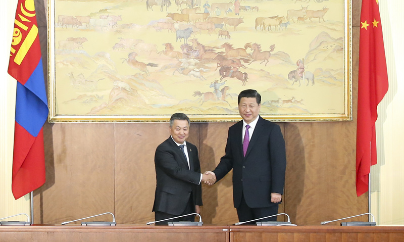 8月22日，國(guó)家主席習(xí)近平在烏蘭巴托會(huì)見(jiàn)蒙古國(guó)國(guó)家大呼拉爾主席恩赫包勒德。 新華社記者張鐸攝