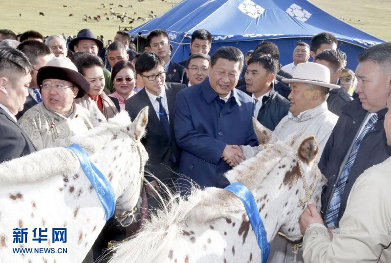 8月22日，國(guó)家主席習(xí)近平在蒙古國(guó)總統(tǒng)額勒貝格道爾吉陪同下前往烏蘭巴托市郊觀看那達(dá)慕。額勒貝格道爾吉向習(xí)近平夫婦贈(zèng)送兩匹蒙古馬。習(xí)近平為兩匹馬分別取名阿爾泰和克魯倫，寓意中蒙兩國(guó)山水相連、睦鄰友好。新華社記者 鞠鵬 攝