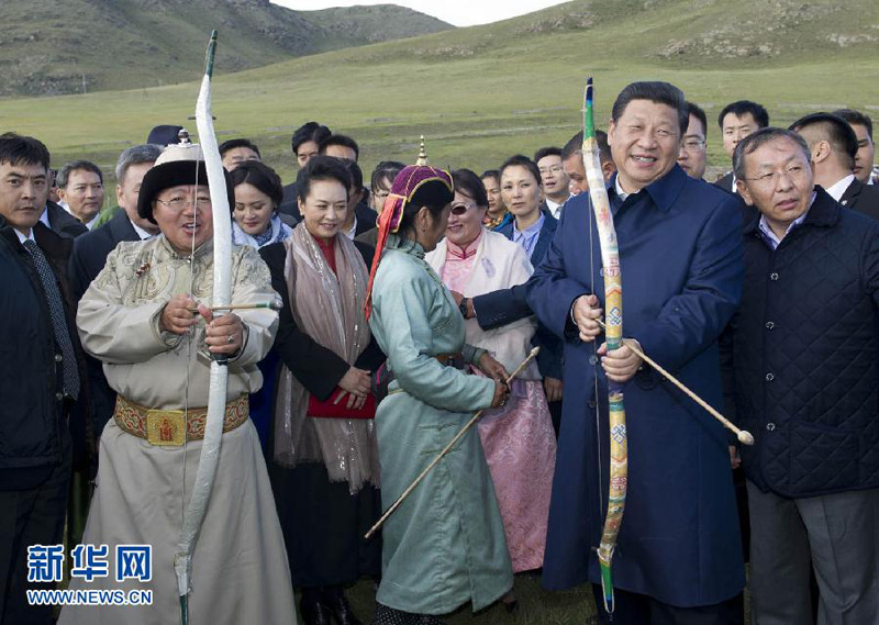 8月22日，國家主席習(xí)近平在蒙古國總統(tǒng)額勒貝格道爾吉陪同下前往烏蘭巴托市郊觀看那達(dá)慕。這是習(xí)近平與額勒貝格道爾吉一起彎弓搭箭。新華社記者 黃敬文 攝