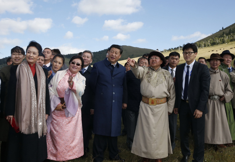 8月22日，國家主席習(xí)近平在蒙古國總統(tǒng)額勒貝格道爾吉陪同下前往烏蘭巴托市郊觀看那達(dá)慕。這是習(xí)近平和夫人彭麗媛同額勒貝格道爾吉夫婦觀看表演。新華社記者 鞠鵬 攝