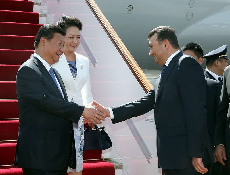 9月11日，國家主席習(xí)近平抵達(dá)杜尚別，應(yīng)塔吉克斯坦總統(tǒng)拉赫蒙邀請，出席上海合作組織成員國元首理事會第十四次會議並對塔吉克斯坦進(jìn)行國事訪問。習(xí)近平和夫人彭麗媛在機(jī)場受到塔吉克斯坦總理拉蘇爾佐達(dá)等熱情迎接。新華社記者 鞠鵬 攝
