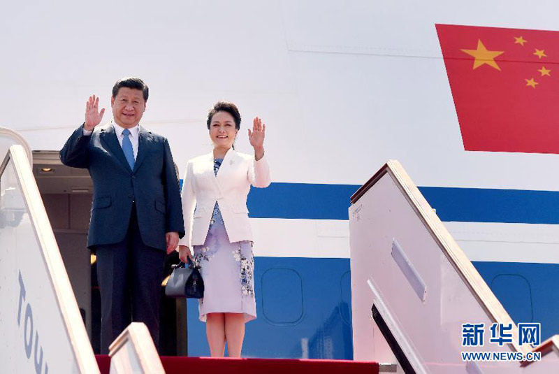 9月11日，中國(guó)國(guó)家主席習(xí)近平抵達(dá)杜尚別，應(yīng)塔吉克斯坦總統(tǒng)拉赫蒙邀請(qǐng)，出席上海合作組織成員國(guó)元首理事會(huì)第十四次會(huì)議並對(duì)塔吉克斯坦進(jìn)行國(guó)事訪問(wèn)。這是習(xí)近平和夫人彭麗媛走出機(jī)艙。新華社記者 馬佔(zhàn)成 攝